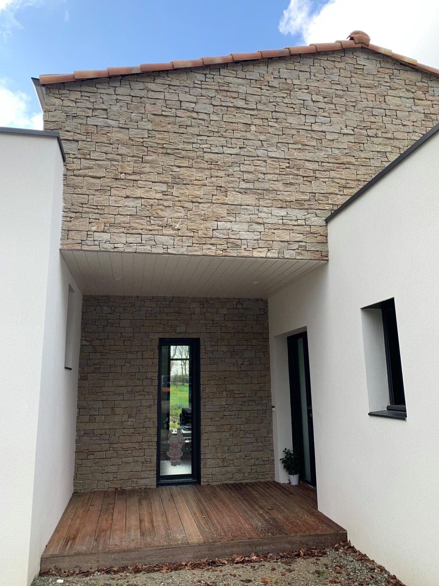 Barette de Gneiss – Revêtement Mural pour Aménagement Paysager – Ozaé Graviers Déco Découvrez la polyvalence et la beauté intemporelle de la barette de gneiss pour vos projets d'aménagement paysager. Que ce soit pour créer des murs de soutènement, des bordures de jardin ou des chemins, la barette de gneiss offre une solution durable et esthétique. Sa texture naturelle et ses nuances de couleur variées ajoutent une touche d'authenticité à votre espace extérieur. Chez Ozaé Graviers Déco, nous vous proposons une sélection minutieuse de barettes de gneiss, garantissant une qualité exceptionnelle pour sublimer vos aménagements extérieurs. Commandez dès aujourd'hui et transformez votre jardin en un véritable havre de paix et de beauté naturelle.