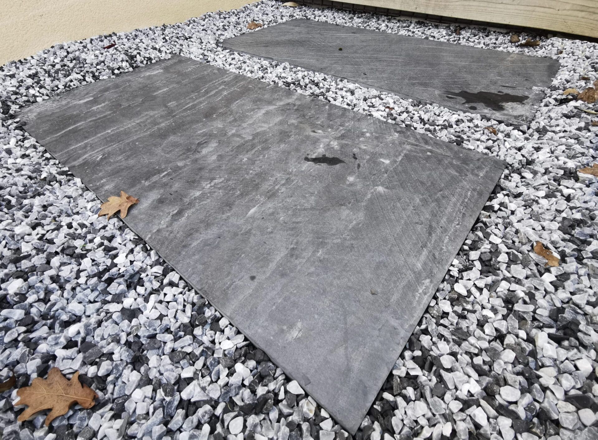 Gravier Ouragan Graviers de chez Ozaé Graviers Déco. Parfait pour embellir vos massifs, vos jardins, vos tours de maison, vos allées de maison, etc. Plusieurs granulométries sont disponibles et plusieurs tonalité. Retrouvez tous nos graviers dans nos agences Ozaé Graviers Déco. Ozaé Graviers Déco Aubigny Ozaé Graviers Déco Les Sables d'Olonnes Ozaé Graviers Déco Les Herbiers Ozaé Graviers Déco Chantonnay Ozaé Graviers Déco Challans Ozaé Graviers Déco Angers Ozaé Graviers Déco Chateaubriant Ozaé Graviers Déco La Rochelle Ozaé Graviers Déco Laval Ozaé Graviers Déco Montélimar