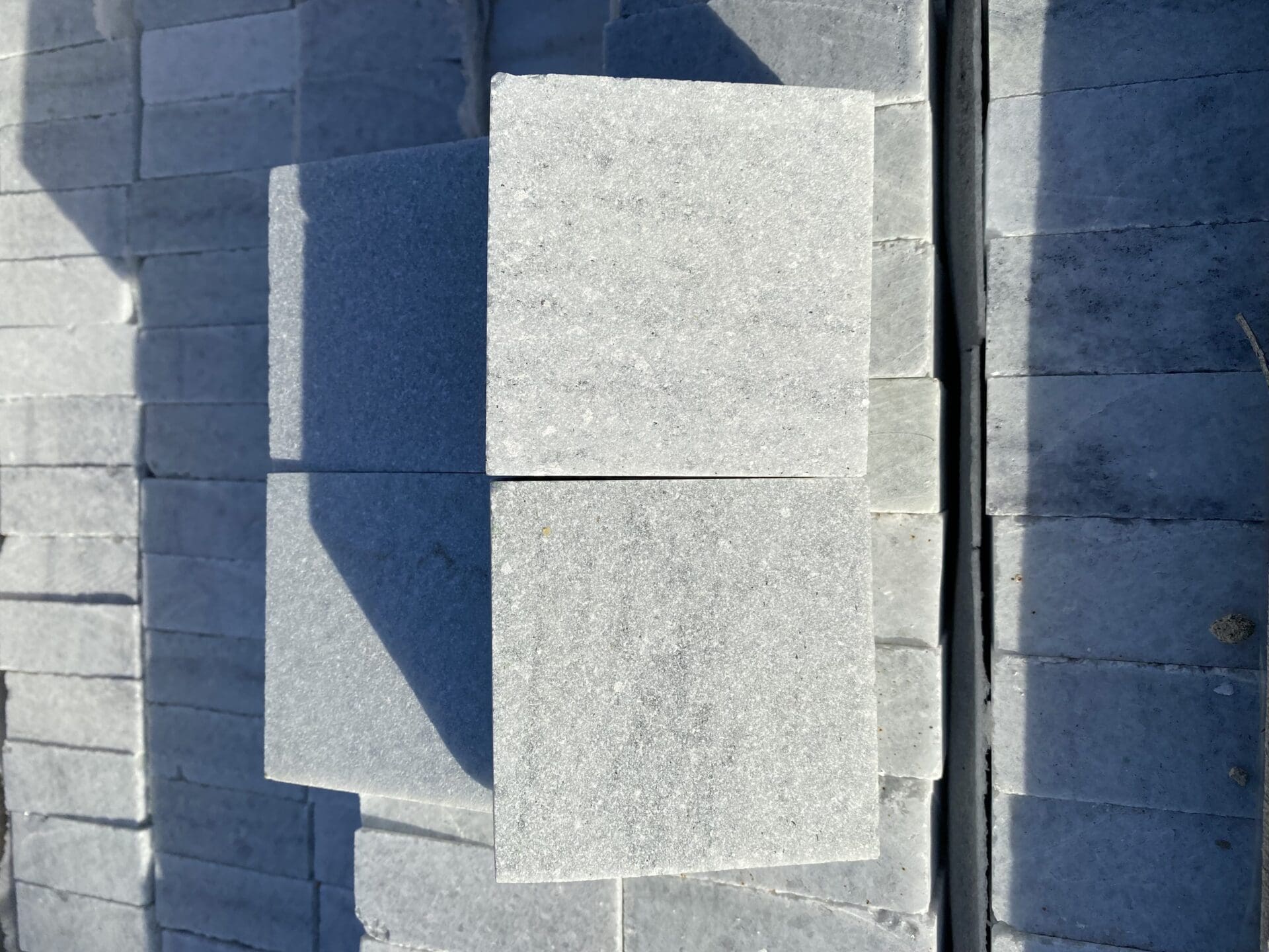 Pavé Lima - Revêtement extérieur de qualité - Ozaé Graviers Déco Nos pavés Lima sont non seulement esthétiques, mais aussi extrêmement durables et résistants aux intempéries, ce qui en fait un choix idéal pour les zones extérieures soumises à un usage intensif. Leur surface texturée offre une adhérence supplémentaire, garantissant la sécurité des piétons. De plus, leur installation est facile et rapide, ce qui vous permet de créer rapidement des espaces extérieurs attrayants et fonctionnels. Avec Ozaé Graviers Déco, vous pouvez être assuré de recevoir des pavés Lima de qualité supérieure, qui ajouteront une touche d'élégance et de durabilité à votre aménagement extérieur pour les années à venir.