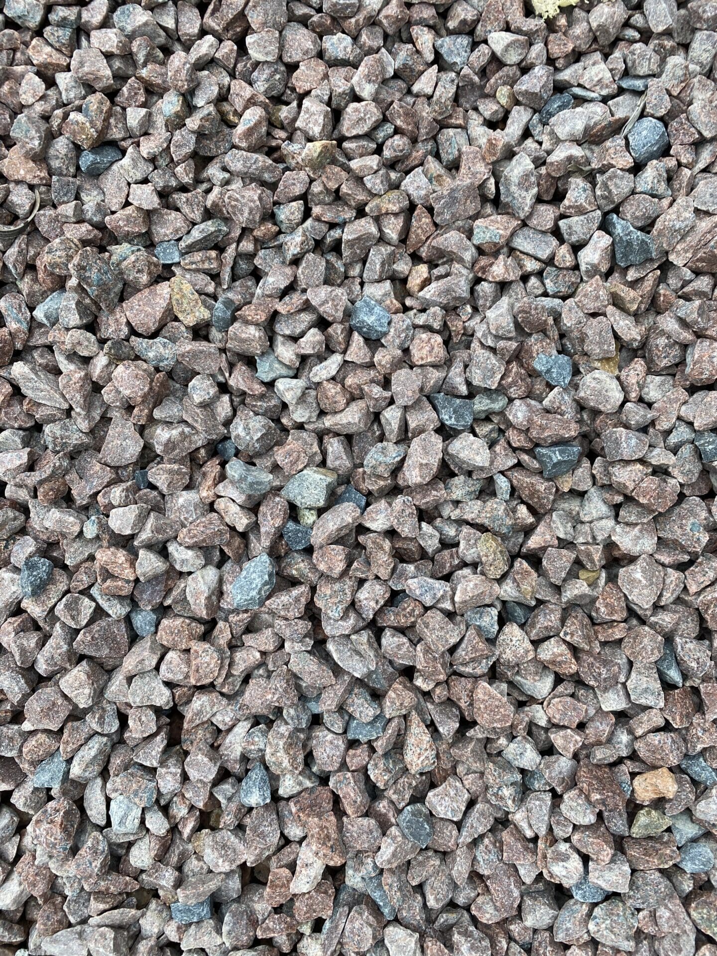 GR6-10 Rouge pâle Graviers de chez Ozaé Graviers Déco. Parfait pour embellir vos massifs, vos jardins, vos tours de maison, vos allées de maison, etc. Plusieurs granulométries sont disponibles et plusieurs tonalité. Retrouvez tous nos graviers dans nos agences Ozaé Graviers Déco. Ozaé Graviers Déco Aubigny Ozaé Graviers Déco Les Sables d'Olonnes Ozaé Graviers Déco Les Herbiers Ozaé Graviers Déco Chantonnay Ozaé Graviers Déco Challans Ozaé Graviers Déco Angers Ozaé Graviers Déco Chateaubriant Ozaé Graviers Déco La Rochelle Ozaé Graviers Déco Laval Ozaé Graviers Déco Montélimar