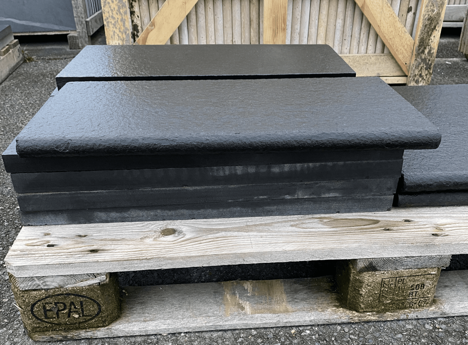 Margelle en Basalt – Ozaé Graviers Déco Les margelles en basalt sont bien plus qu'une simple bordure de piscine ; elles représentent l'alliance parfaite entre esthétique et fonctionnalité. Fabriquées à partir de basalt naturel, elles offrent une élégance intemporelle à votre espace extérieur. Leur couleur sombre et leurs lignes épurées ajoutent une touche de sophistication à toute piscine ou espace aquatique. En plus de leur attrait visuel, les margelles en basalt sont également reconnues pour leur durabilité exceptionnelle. Résistantes aux intempéries, aux UV et aux produits chimiques de piscine, elles conservent leur aspect et leur intégrité structurelle au fil du temps. Leur surface lisse et non poreuse facilite leur nettoyage et leur entretien, ce qui en fait un choix pratique et esthétique pour tout propriétaire de piscine. De plus, les margelles en basalt peuvent être personnalisées pour s'adapter à différents designs et styles architecturaux. Qu'il s'agisse d'une piscine moderne ou traditionnelle, ces margelles s'intègrent harmonieusement à l'environnement, ajoutant une touche de raffinement à votre espace extérieur. Commandez dès aujourd'hui nos margelles en basalt chez Ozaé Graviers Déco et transformez votre piscine en un oasis de luxe et de sophistication.
