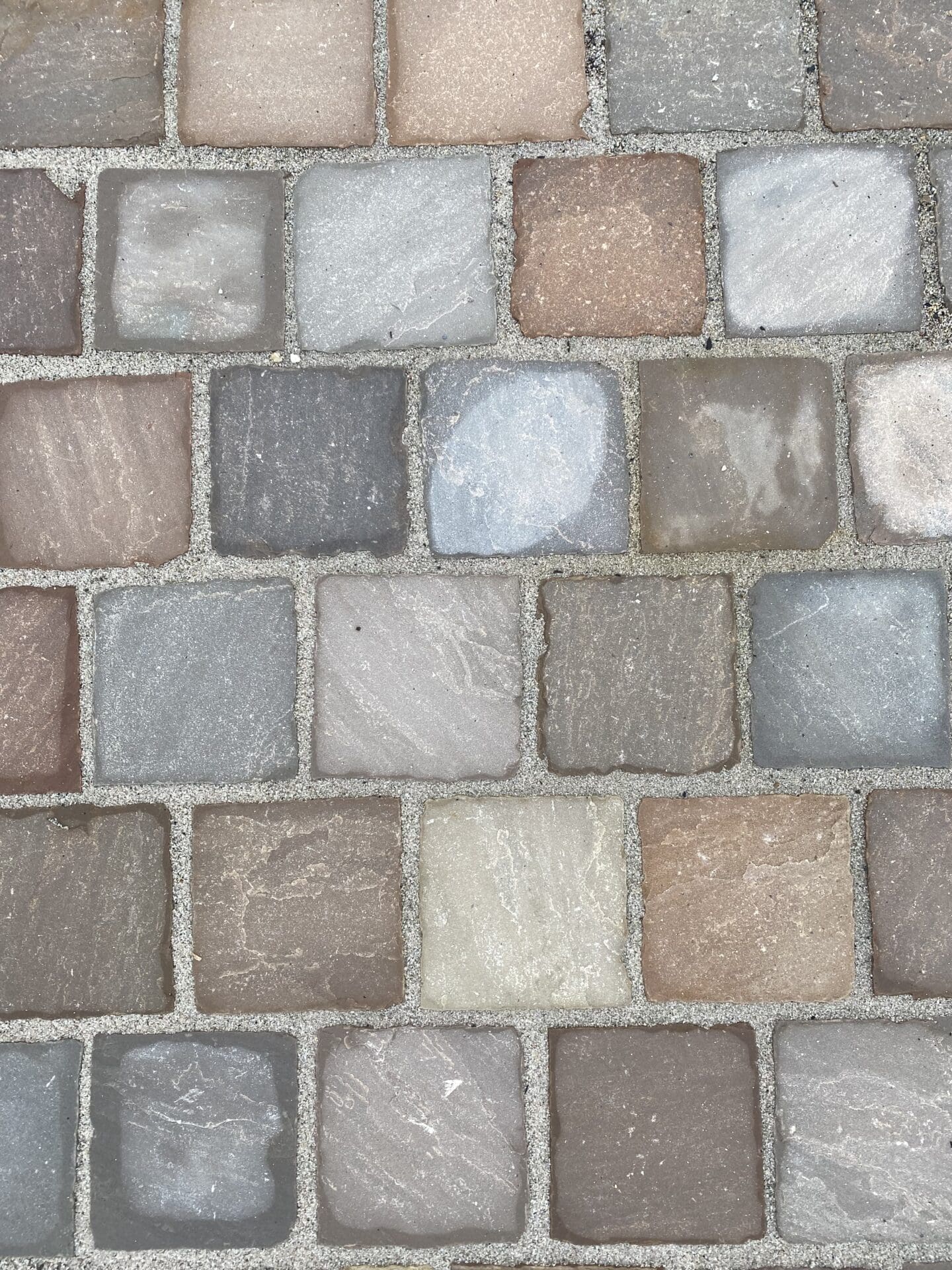 Pavé Grès Kandla Multicolor - Ozaé Graviers Déco Découvrez la beauté naturelle des pavés en grès Kandla proposés par Ozaé Graviers Déco. Idéaux pour créer des espaces extérieurs élégants et durables. Les pavés en grès Kandla sont réputés pour leur aspect authentique et leur capacité à s'intégrer harmonieusement à tout type d'environnement extérieur. Leur texture unique et leurs nuances naturelles apportent une touche de caractère et d'élégance à vos allées, terrasses et jardins. Avec leur résistance exceptionnelle aux intempéries et leur facilité d'entretien, les pavés en grès Kandla sont un choix parfait pour ceux qui recherchent à la fois beauté et fonctionnalité dans leur aménagement paysager.