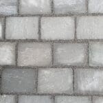 Pavé Grès Kandla 2 Découvrez la beauté naturelle des pavés en grès Kandla proposés par Ozaé Graviers Déco. Idéaux pour créer des espaces extérieurs élégants et durables. Les pavés en grès Kandla sont réputés pour leur aspect authentique et leur capacité à s'intégrer harmonieusement à tout type d'environnement extérieur. Leur texture unique et leurs nuances naturelles apportent une touche de caractère et d'élégance à vos allées, terrasses et jardins. Avec leur résistance exceptionnelle aux intempéries et leur facilité d'entretien, les pavés en grès Kandla sont un choix parfait pour ceux qui recherchent à la fois beauté et fonctionnalité dans leur aménagement paysager.