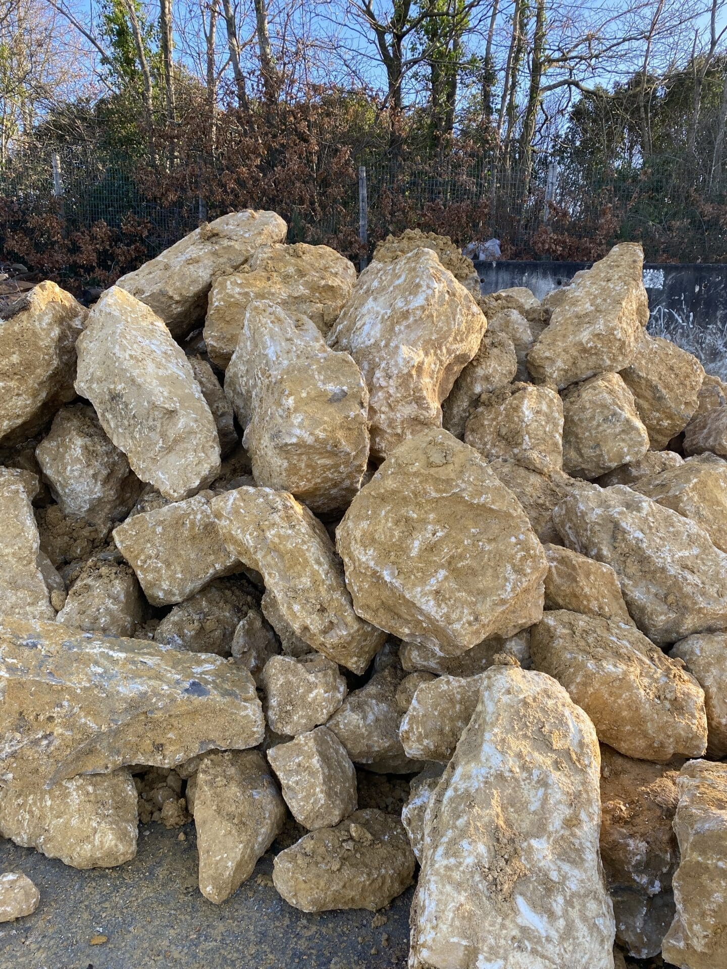 Enrochements Calcaires Durs Jaunes Enrochements Calcaires Durs Jaunes - Ozaé Graviers Déco
