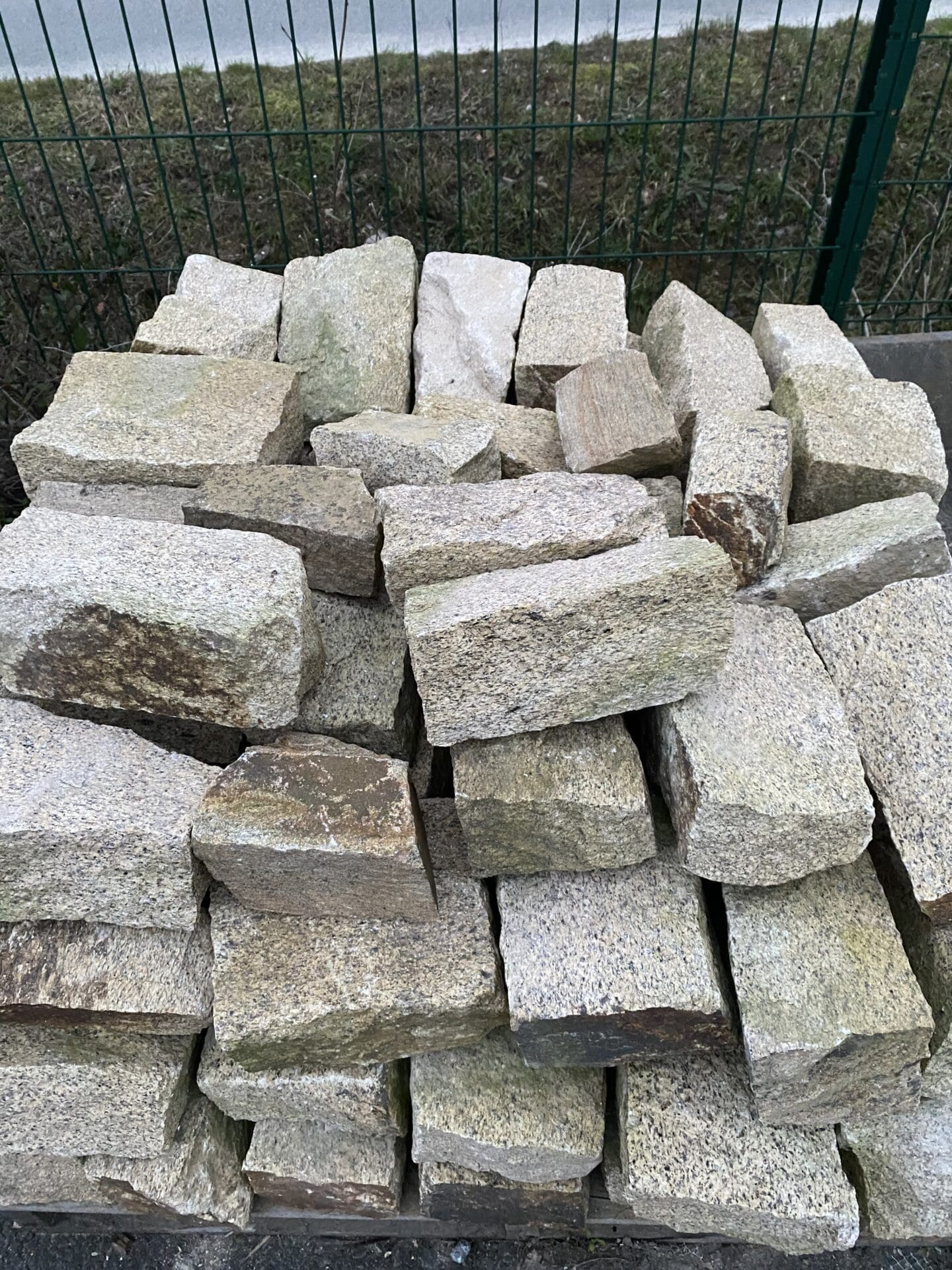 Pierre Maçonnée Granit Blond Elven – Matériau de construction de qualité – Ozaé Graviers Déco Découvrez la polyvalence et la beauté naturelle de la pierre maçonnée en granit blond Elven pour sublimer vos projets de construction. Que ce soit pour la création de murs extérieurs, de façades, de cheminées ou d'éléments décoratifs, cette pierre offre une solution élégante et durable. Sa teinte blond clair apporte une touche de sophistication à tout environnement architectural. La pierre maçonnée en granit blond Elven, proposée par Ozaé Graviers Déco, est sélectionnée avec soin pour garantir une qualité exceptionnelle. Chaque pierre est rigoureusement inspectée pour assurer sa solidité et sa conformité aux normes de construction les plus élevées. De plus, sa résistance aux intempéries et sa longévité en font un choix judicieux pour les projets de construction extérieure. En commandant votre pierre maçonnée en granit blond Elven chez Ozaé Graviers Déco, vous bénéficiez d'un accompagnement personnalisé et d'une expertise reconnue dans le domaine des matériaux de construction. Transformez vos idées en réalité avec notre sélection de pierres de haute qualité, conçues pour répondre à vos besoins les plus exigeants. Commandez dès maintenant et donnez vie à vos projets architecturaux avec élégance et durabilité.