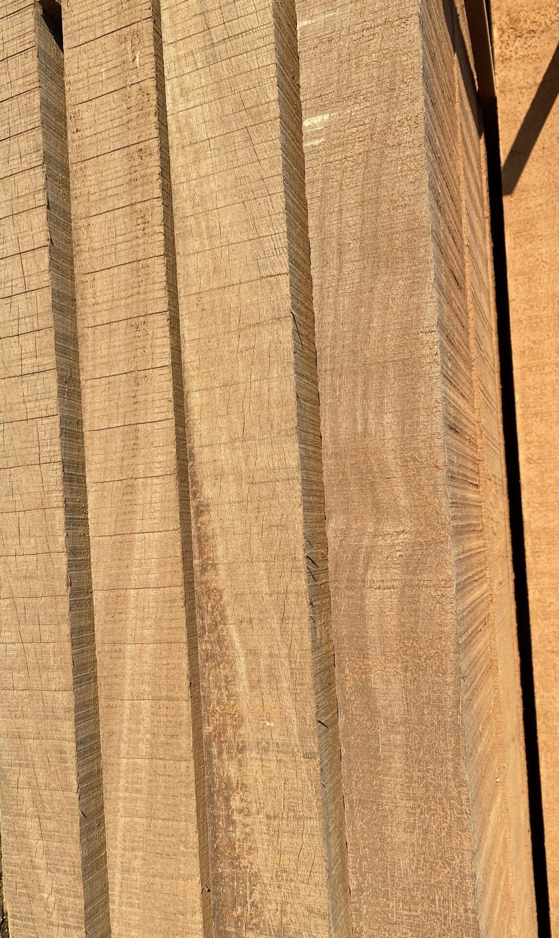 Traverses d’Azobé – 260 cm x 17 cm x 7cm (de profil) Traverses d'Azobé chez Ozaé Graviers Déco