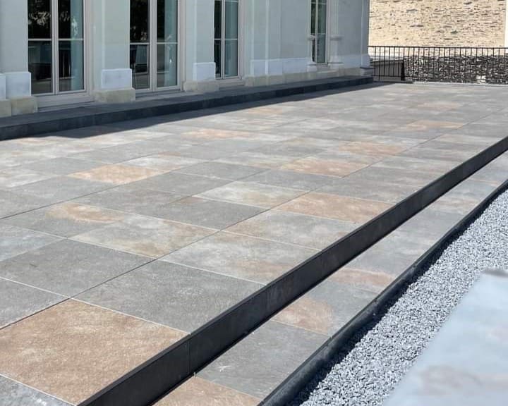 Terrasse moderne en céramique avec pas japonais et mobilier extérieur