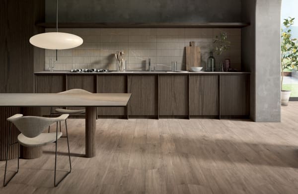 Dalle Céramique COCOON – Ease – Ozaé Graviers Déco Dalle Céramique COCOON - Ease, teinte bois foncé, antidérapante pour extérieur – Ozaé Graviers Déco