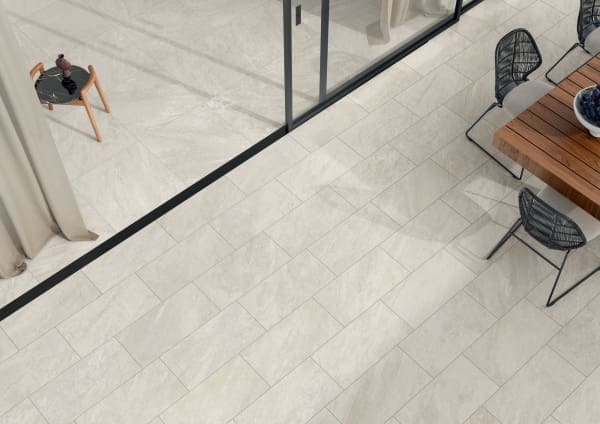 Dalle Céramique QUARTZ ESSENCE – Flake – Ozaé Graviers Déco Dalle Céramique QUARTZ ESSENCE - Flake claire effet pierre naturelle – Ozaé Graviers Déco