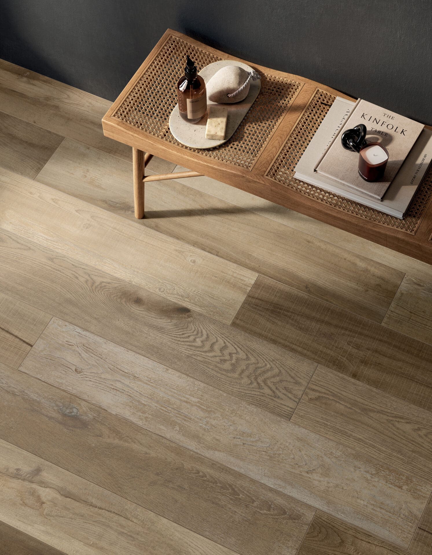 Dalle Céramique GYLIANE – Sawdust – Ozaé Graviers Déco Dalle Céramique GYLIANE Sawdust Ozaé Graviers Déco, dalle effet bois beige foncé antidérapante pour extérieur